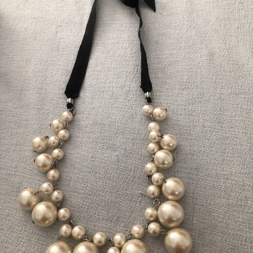 Necklace with 2 sizes of pearls and black bow like new