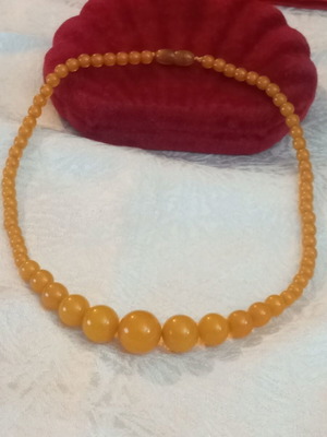 Vintage amber mastic necklace with screw clasp, 42 cm