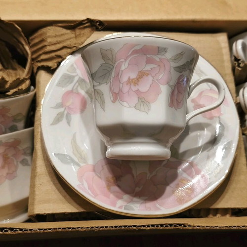 Set of 6 porcelain cups with saucers new