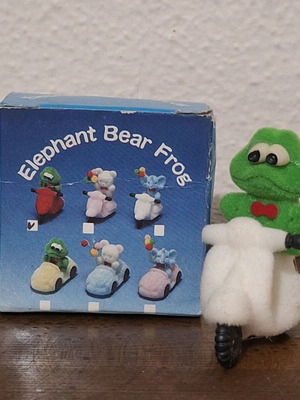 Vintage 90s plush frog with Vespa miniature used, decorative with box