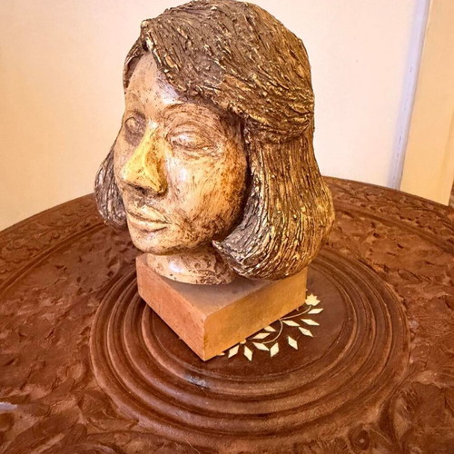 Vintage female bust decorative head 18 cm on wooden base like new