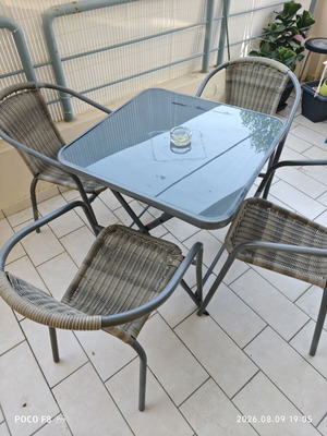 Table with 4 chairs used, excellent condition