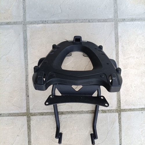 Givi rack with top case base like new