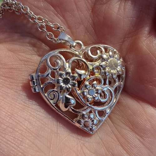 Heart-shaped pendant necklace with magnetic clasp like new