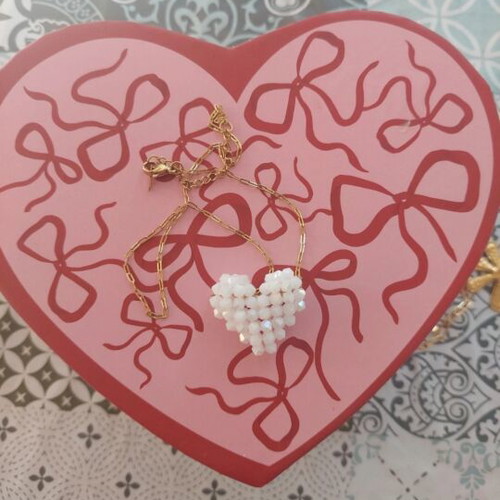 White Viral heart necklace with gold chain