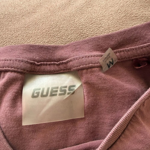 Guess T-shirt μεταχειρισμένο, μέγεθος M, σκουρόροζ
