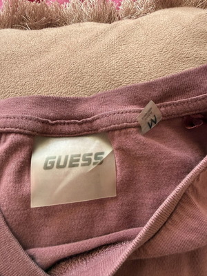 Guess T-shirt μεταχειρισμένο, μέγεθος M, σκουρόροζ