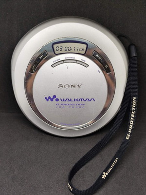 Sony Walkman D-EJ621 Portable CD Player like new with original strap