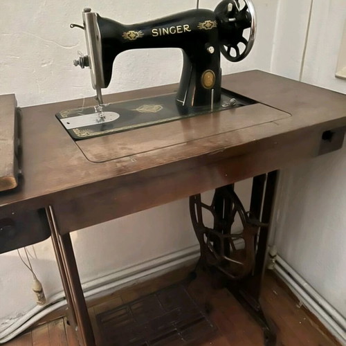 Singer sewing machine with table like new