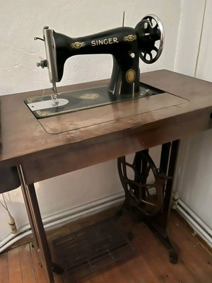 Singer sewing machine with table like new