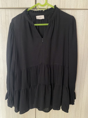 Milla black V neck blouse with zipper, size L