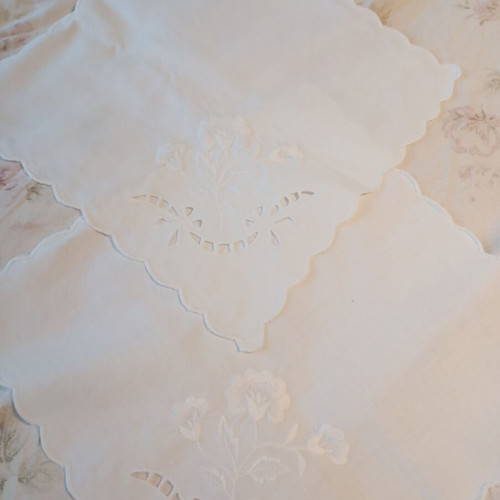 Set of 2 doilies like new