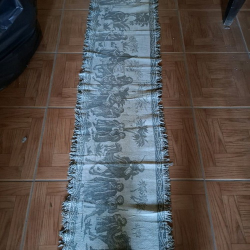 Rectangular rug like new with depictions
