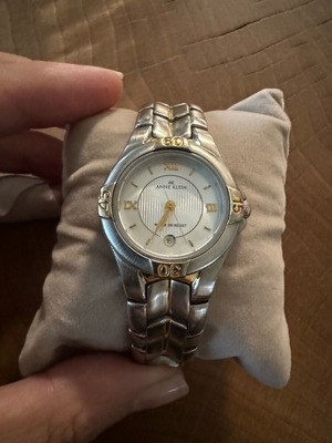Ρολόι χειρός Anne Klein γυναικείο για λεπτό καρπό σαν καινούργιο, χρυσαφί και ασημί