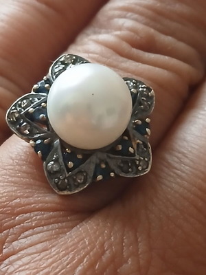 Ring with 14K gold base and 925 silver, diamonds, sapphires, large pearl, like new, 17 mm