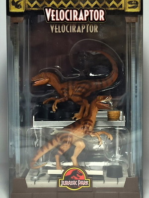 The Noble Collection Jurassic Park Velociraptors PVC Diorama Set new