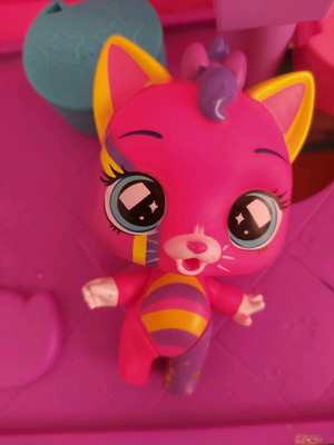 Cat toy that inflates balloons like new