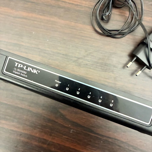 TP-LINK Gigabit Ethernet Switch TL-SG1005D used with 5 ports