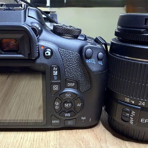 Canon EOS 2000D DSLR φωτογραφική μηχανή σαν καινούργιο με φακό EF-S 18-55mm IS II και αξεσουάρ
