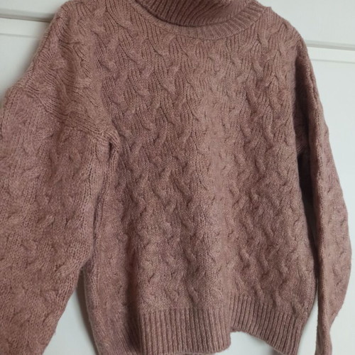 Pink salmon turtleneck sweater like new, one size with cable knit pattern