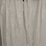 Φουλάρι λευκό σαν καινούργιο με floral σχέδια και κέντημα