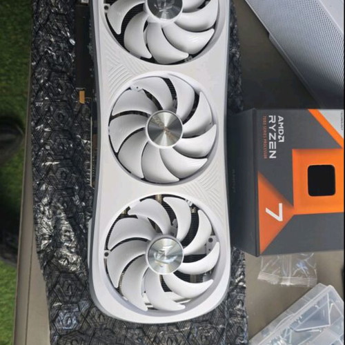 RTX 4090 24GB Zotac graphics card like new with original box