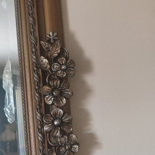 Wooden mirror with carved design 135x135