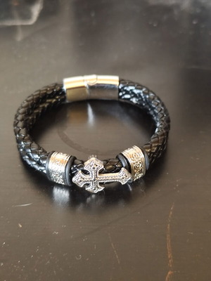 Leather bracelet Carlo like new, black with silver cross