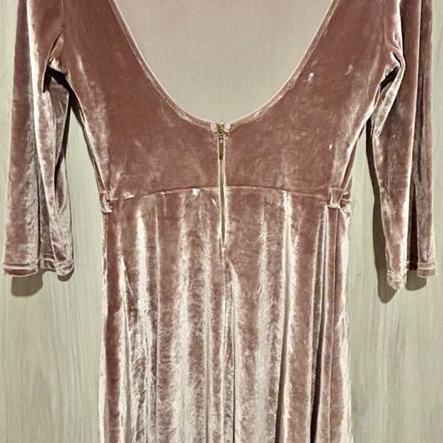 Velvet dress in dusty pink with open back like new