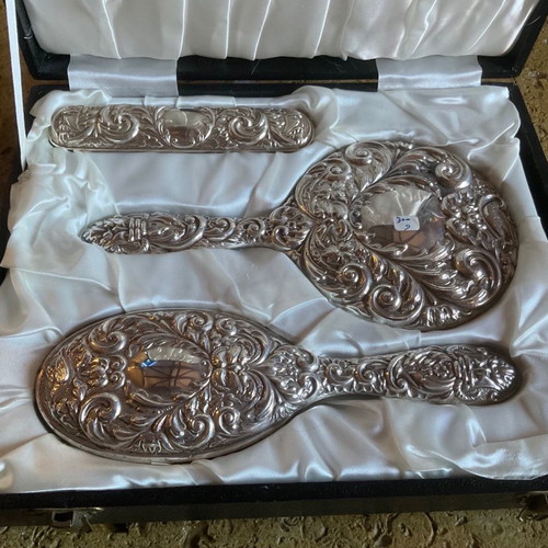 Beauty set with mirror and two luxury brushes in box