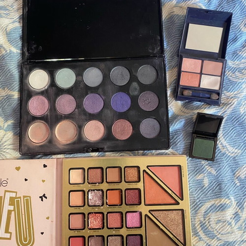 Eyeshadow palette set used with matte and shimmer shades