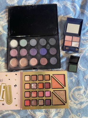 Eyeshadow palette set used with matte and shimmer shades