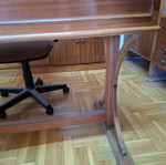 Κλασσικό γραφείο μεταχειρισμένο με τζάμι και δύο συρτάρια
