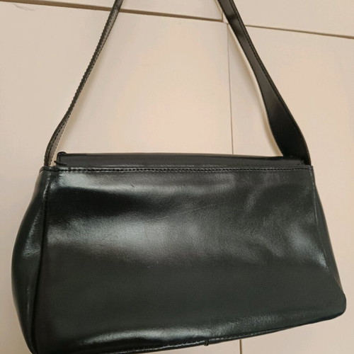 Leather shoulder bag like new, black with short strap