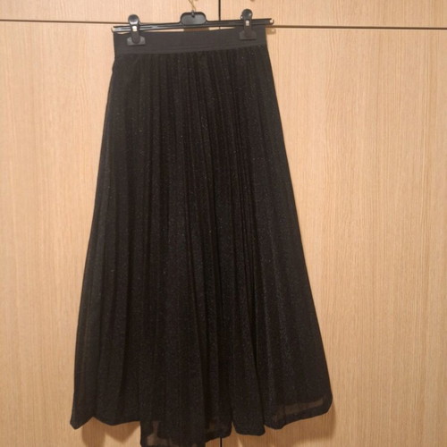 Black pleated skirt with iridescent thread like new, size S