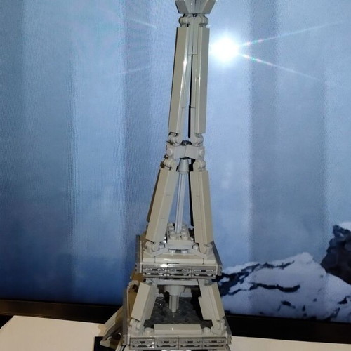 Lego 21019 Architecture The Eiffel Tower set like new, Landmark Series