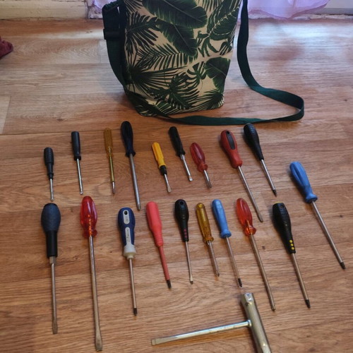 Set of 20 used screwdrivers with storage bag