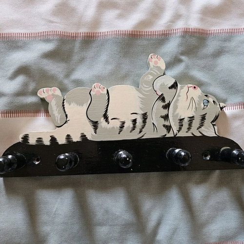 Wooden wall hanger like new with 5 hooks and cat motif