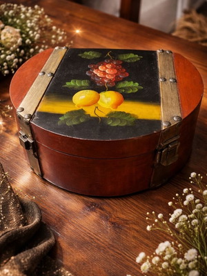 Wooden chest like new 31x24x14 with one missing clasp