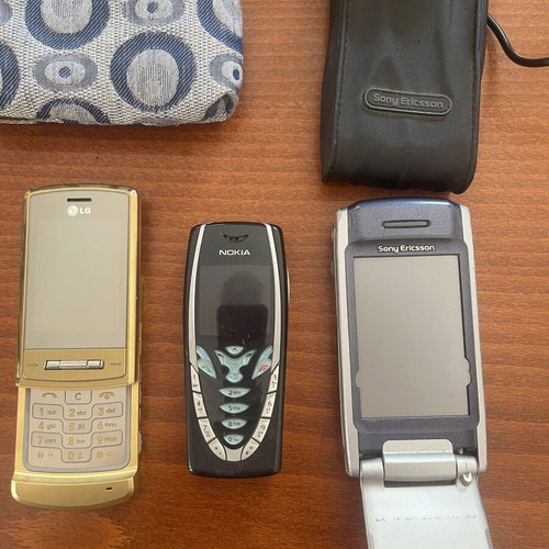 Mobile phones used, functional and non-functional for collectors