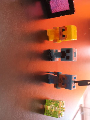 Minecraft kinder 5 figures like new