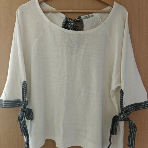 Regalinas blouse white like new with bow details on sleeves