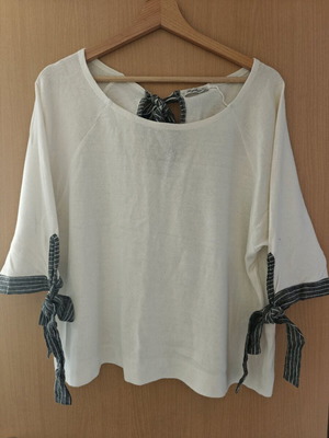 Regalinas blouse white like new with bow details on sleeves