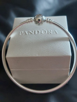 Pandora bracelet new with round clasp, sizes 18 and 21 cm