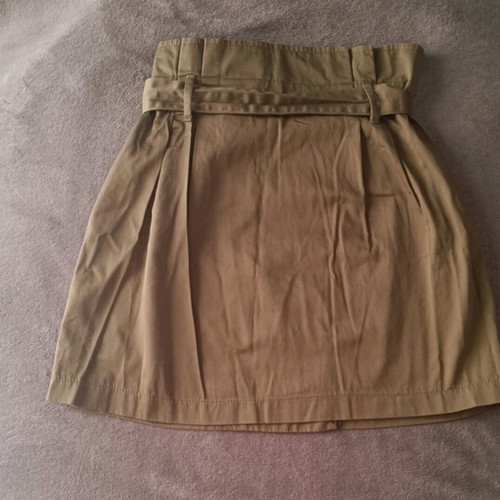 Mini skirt khaki Bershka like new, size small with buttons
