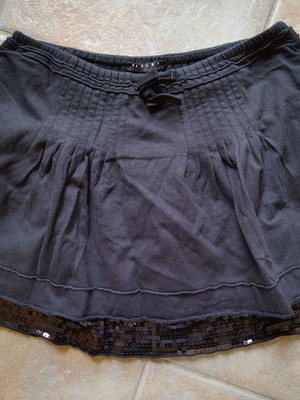 Sisley skirt with sequins hem like new, black for 11-12 years