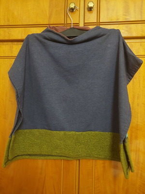 Sleeveless blouse like new with blue, purple and green colors