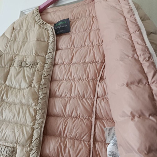 Benetton short beige jacket for spring and autumn