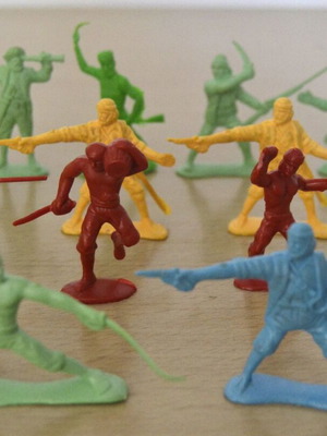 Pirate miniatures like new, pack of 13 pieces