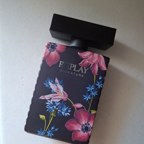 Replay Signature Eau de Parfum 100ml like new, floral scent